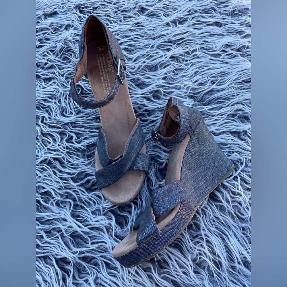 Toms Oahu gray sparkly silver. wedge  Size 9. 
good condition.